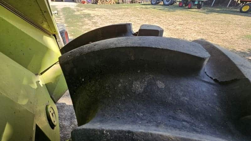 Sitno oštećenje na kombajnskoj gumi od strnjike