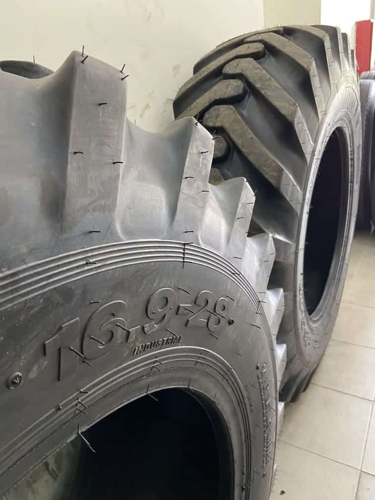 Industrijska guma 16.9-28 za skip i kombinirku
