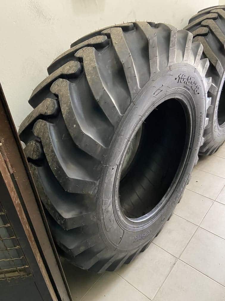 Ojačane gume 16.9-28 za JCB kombinirku